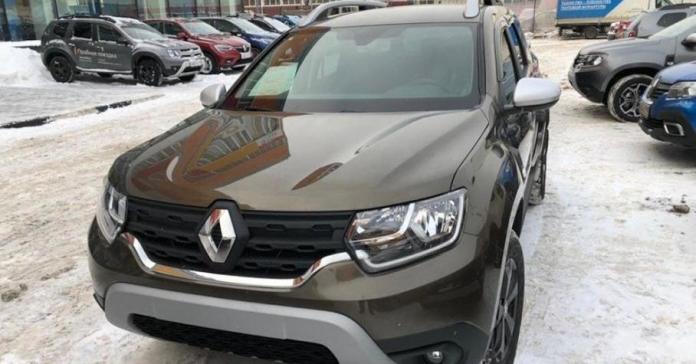 Новый Renault Duster сфотографировали в одном из московских автосалонов