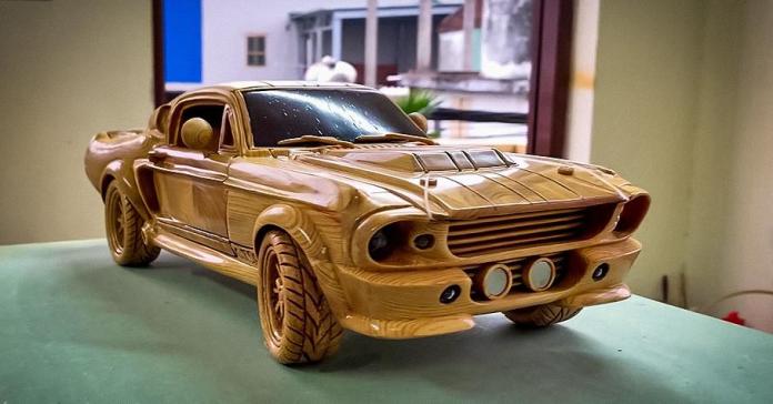 Посмотрите на деревянную копию Ford Mustang с работающей подвеской