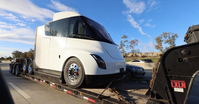 Шпионы сфотографировали новый прототип беспилотного электрогрузовика Tesla Semi