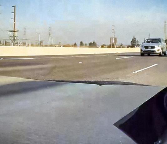 Видео: заднее стекло Tesla отвалилось прямо на ходу