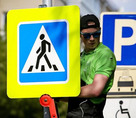 В России уберут уменьшенные дорожные знаки и запретят поворачивать направо на «красный»