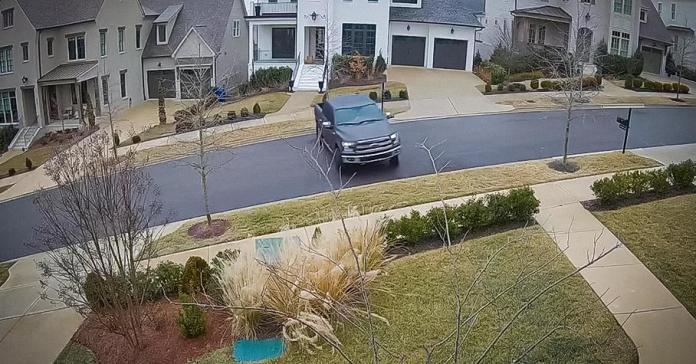 Видео: неуправляемый пикап скользит боком по обледенелой дороге