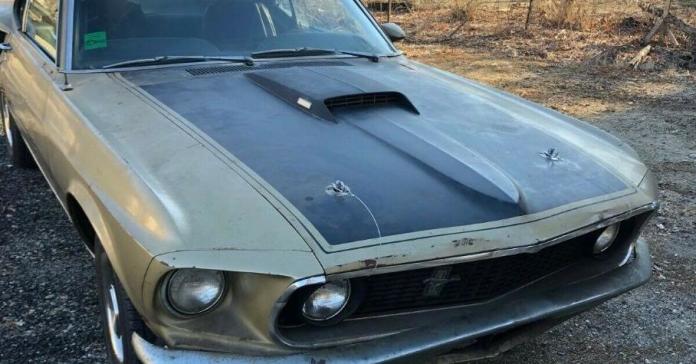 Посмотрите на Ford Mustang Mach 1, который провёл в гараже 40 лет. У него всё работает