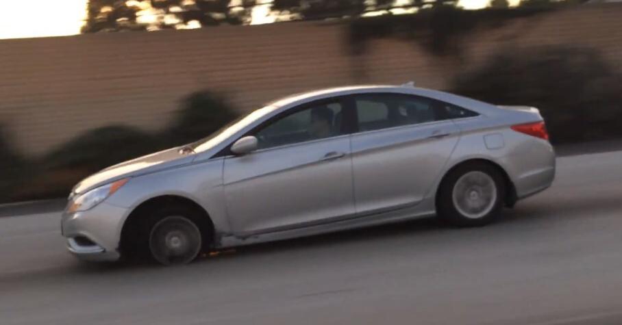Видео: Hyundai Sonata потеряла покрышку, но продолжила ехать