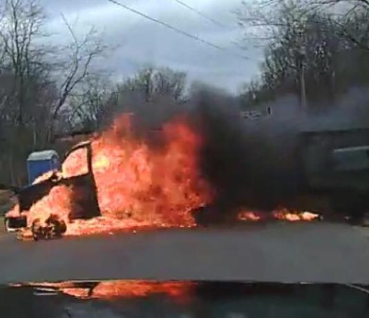 Видео: горящий фургон на полной скорости несется по склону в обрыв