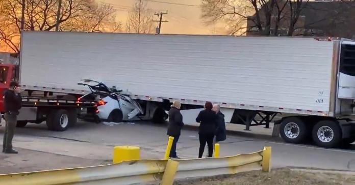 Ещё одна Tesla на полном ходу врезалась в грузовик