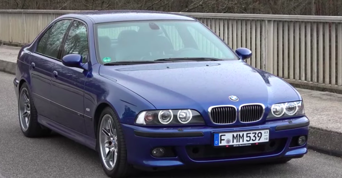 Видео: 20-летний BMW M5 разогнали до 300 километров в час
