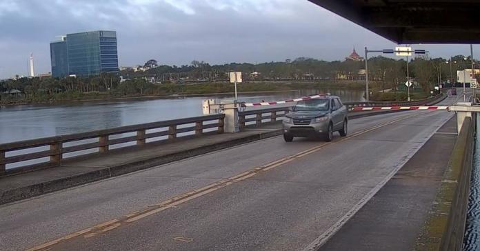 Видео: в США водитель Hyundai перепрыгнул разводной мост
