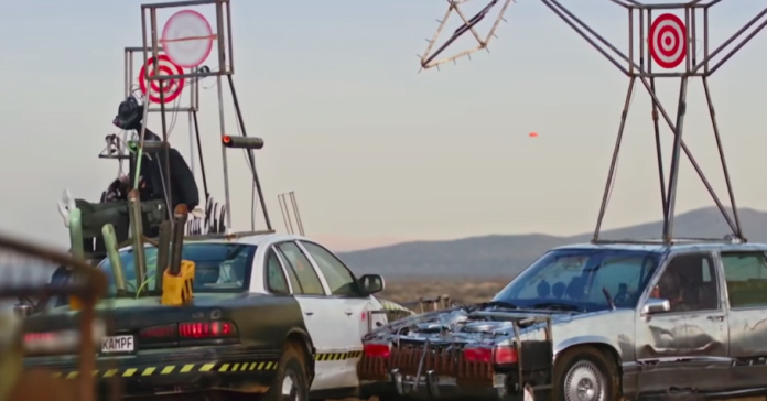 Видео: ведущий «Разрушителей легенд» устроил автомобильную битву в стиле «Безумного Макса»