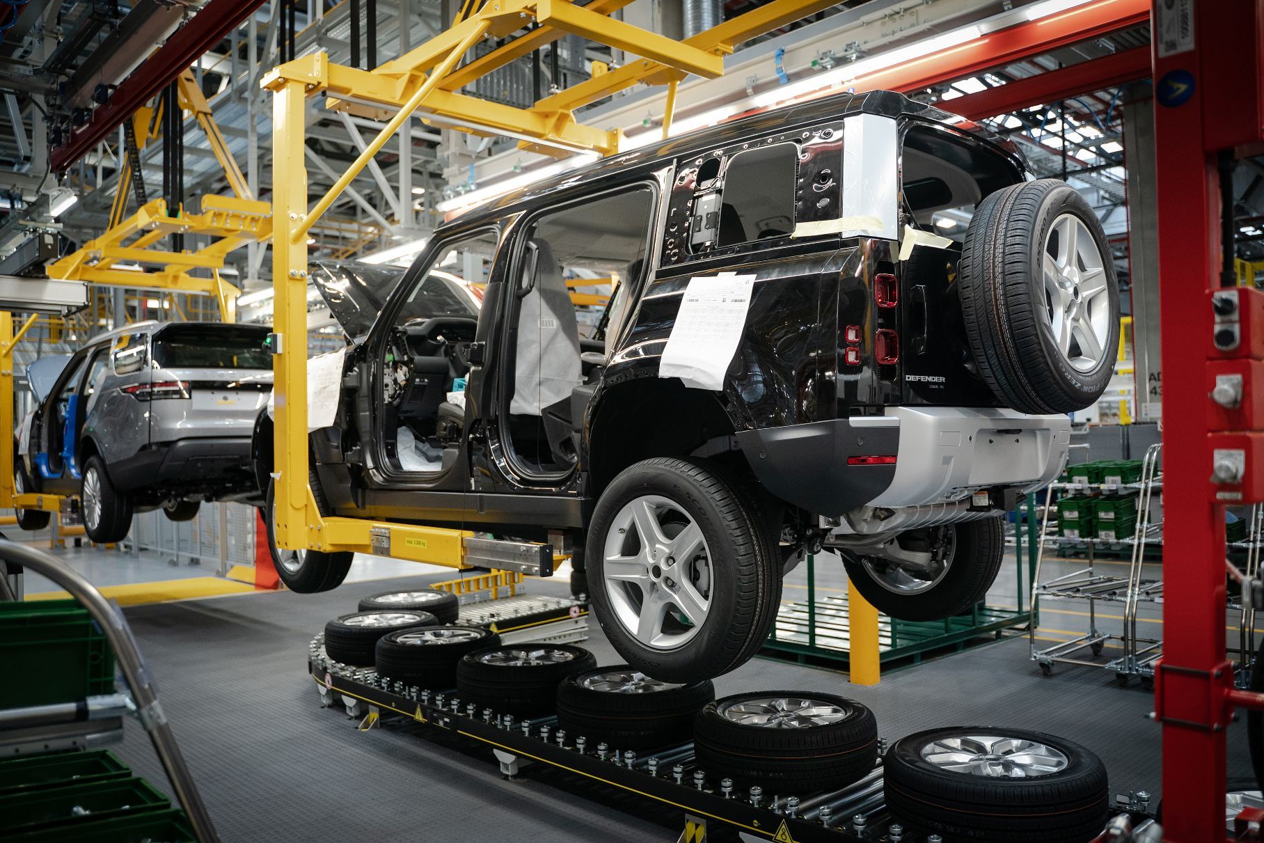 Land Rover приостановил производство Defender. Это может отразиться на поставках в Россию, AvtoSpot [АвтоСпот]