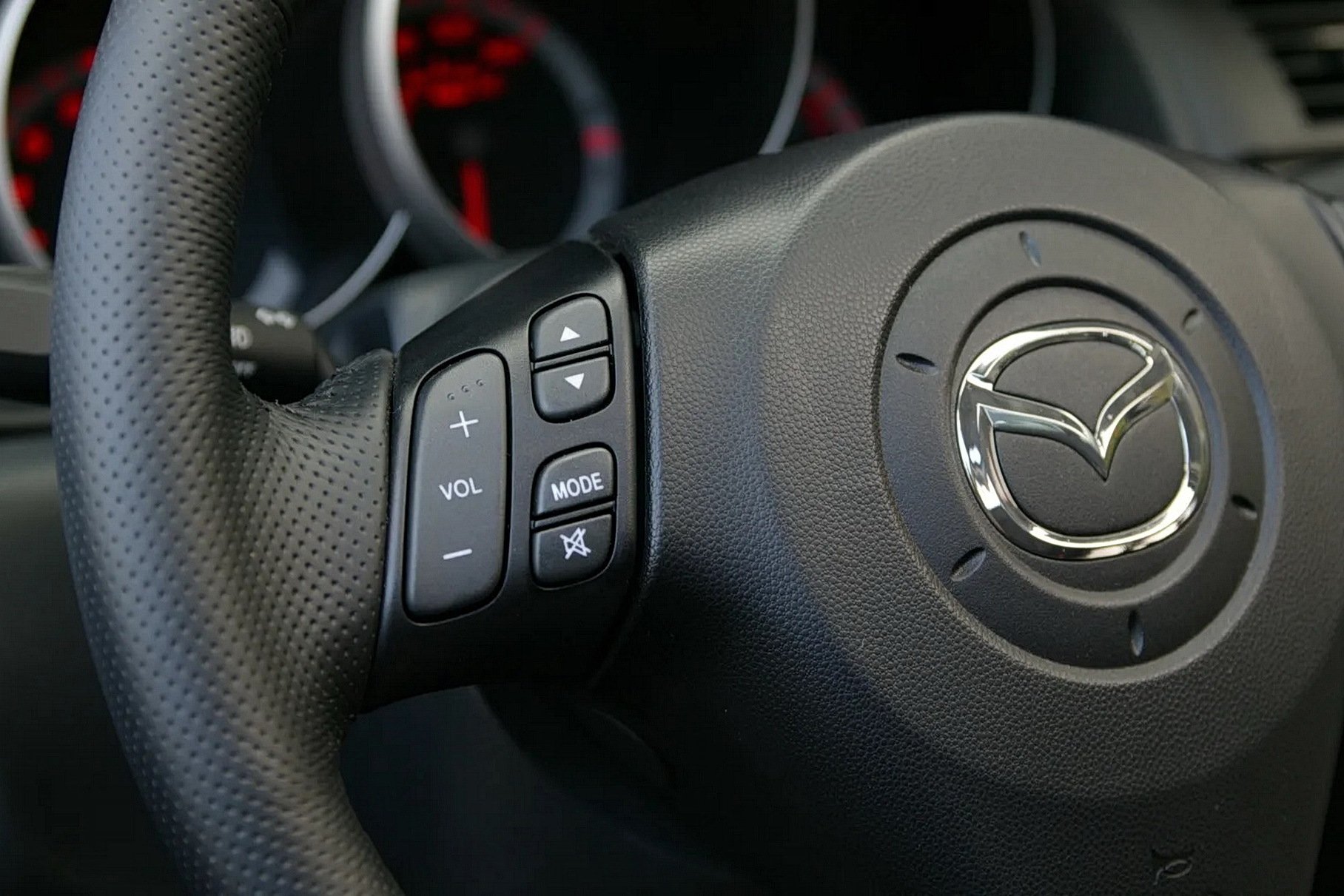 Более 260 тысяч Mazda3 отзывают из-за травмоопасного логотипа, AvtoSpot [АвтоСпот]