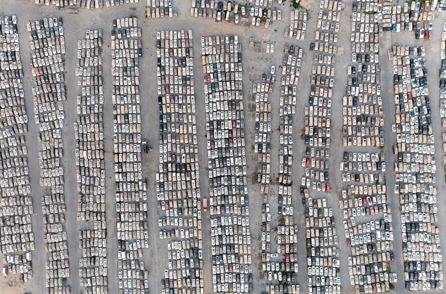 Посмотрите, как тысячи машин сушат на гигантской стоянке в Китае