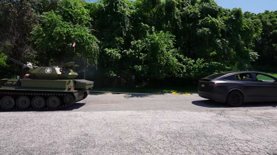 Видео: tesla model x перетягивает канат с танком