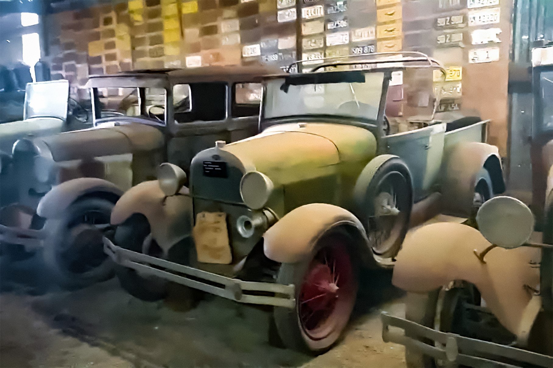 Видео: крупнейшая коллекция 100 летних ford из заброшенного сарая