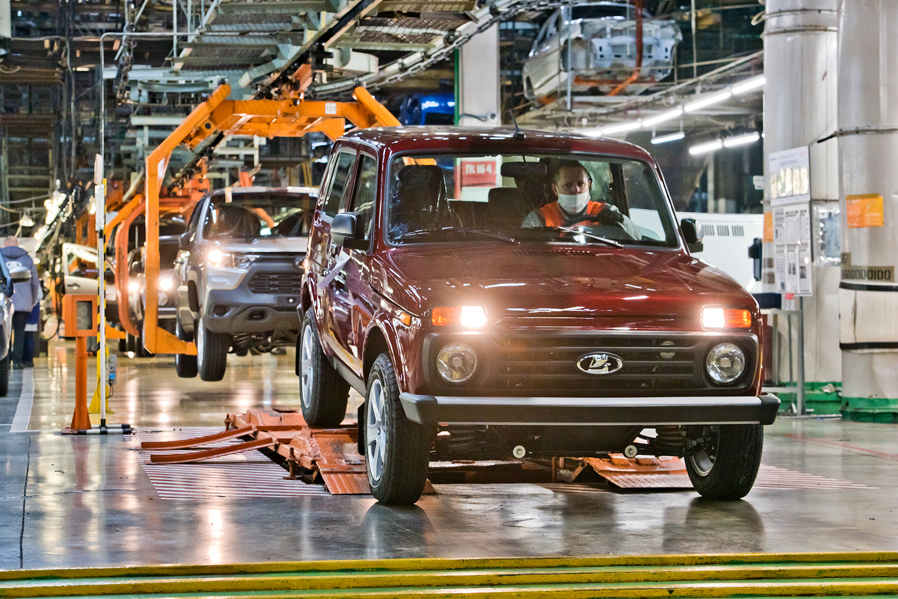 Российское производство легковых автомобилей упало на 64 процента