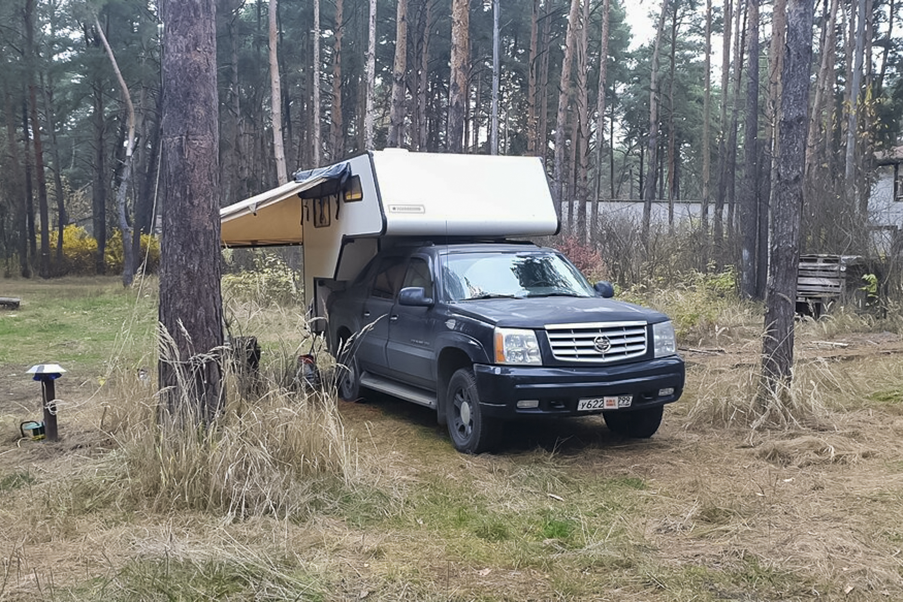 Автодом на базе 20 летнего cadillac escalade продают в Москве за