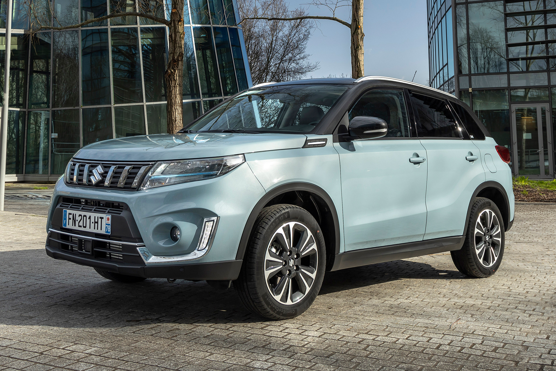 В Россию привезли гибридные кроссоверы suzuki vitara