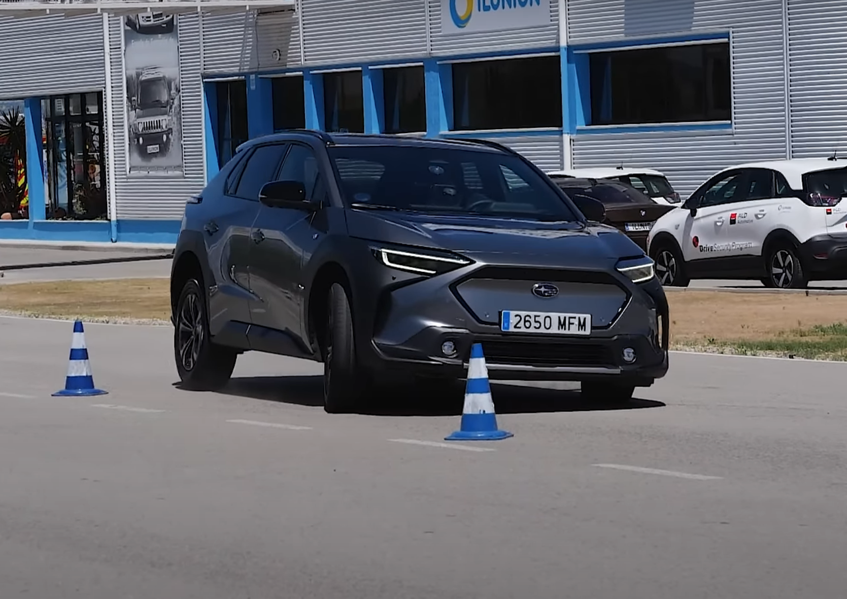 Видео: электромобиль subaru впечатлил экспертов на «лосином тесте»