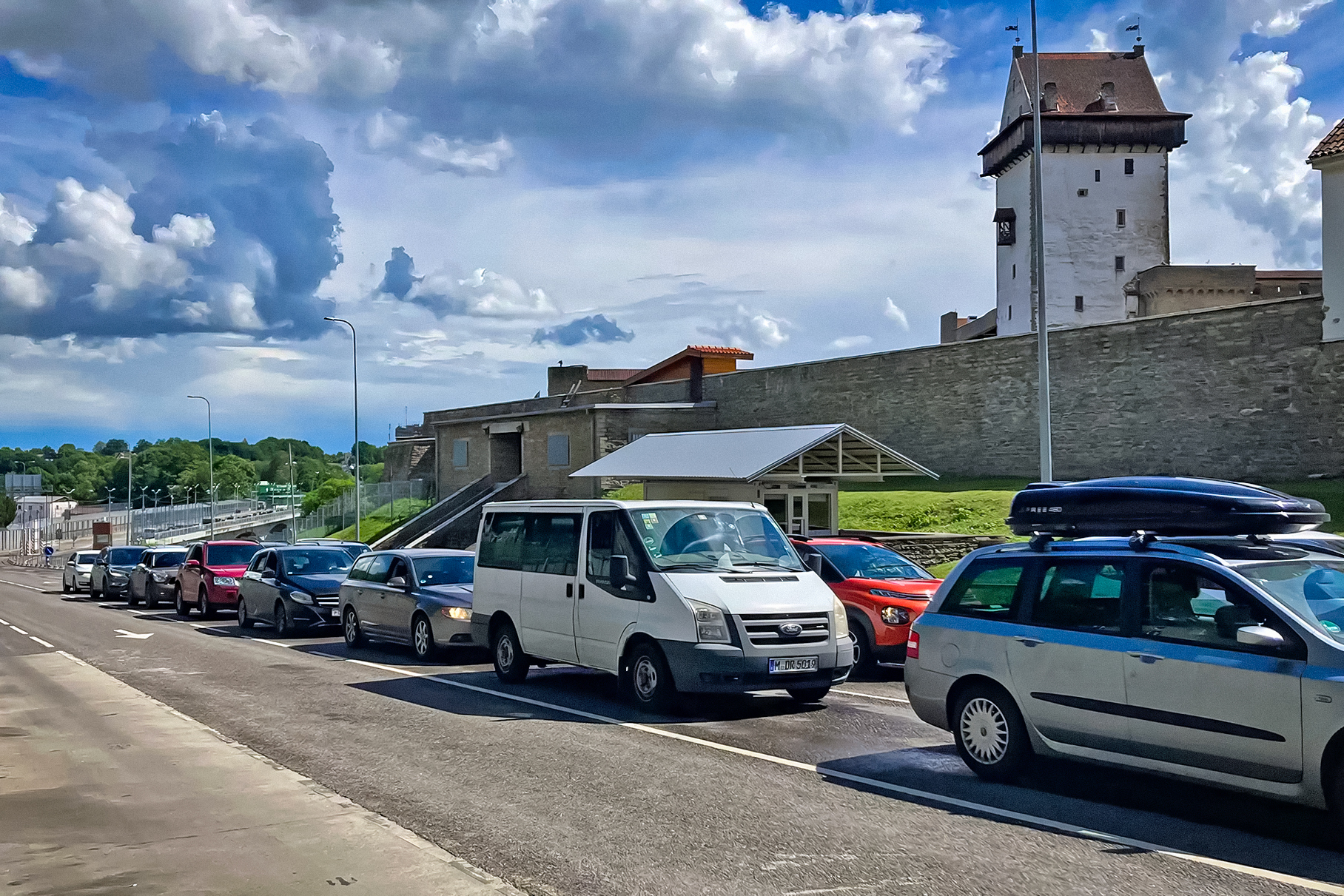 Эстония закрыла въезд для автомобилей с российскими номерами