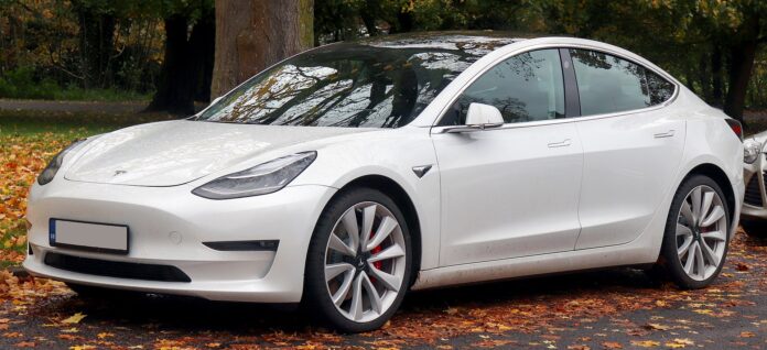 Фото: Tesla Model 3 - Доступная революция в мире электромобилей
