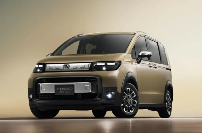 Новый бюджетный компактвэн honda freed впечатлил трансформацией салона