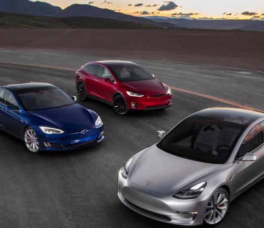 Новая прошивка Tesla позволила владельцам петь караоке за рулём