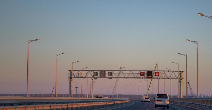 Водитель разогнался на Крымском мосту до 243 километров в час