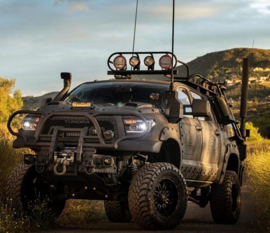 Посмотрите на Toyota Tundra, который спасёт от зомби-апокалипсиса