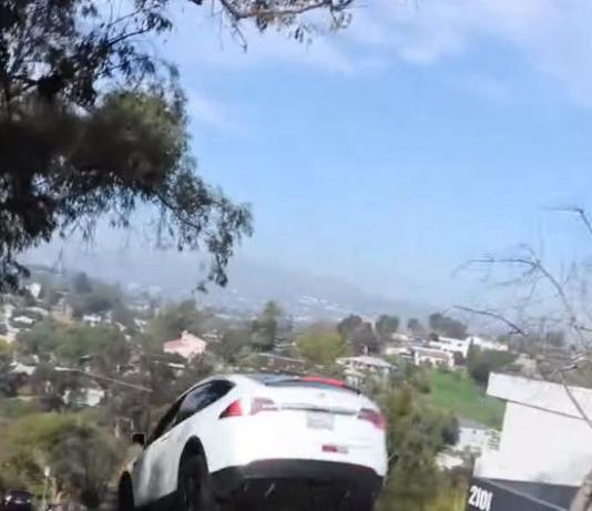 Посмотрите, как высоко может прыгнуть кроссовер Tesla