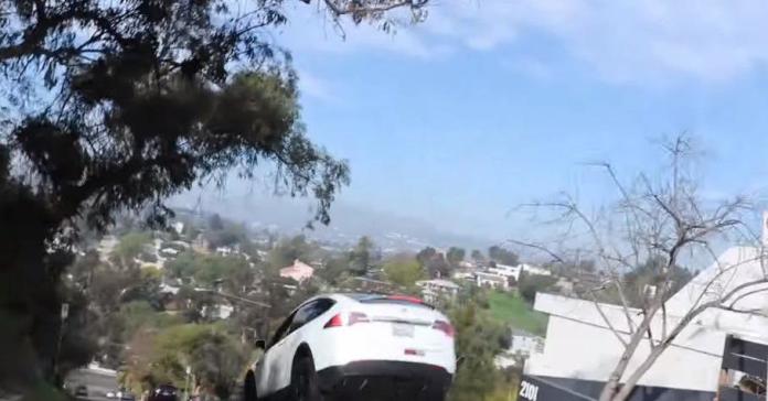 Посмотрите, как высоко может прыгнуть кроссовер Tesla
