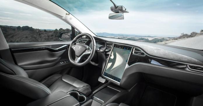 Автопилот Tesla заставили свернуть на встречку с помощью проектора