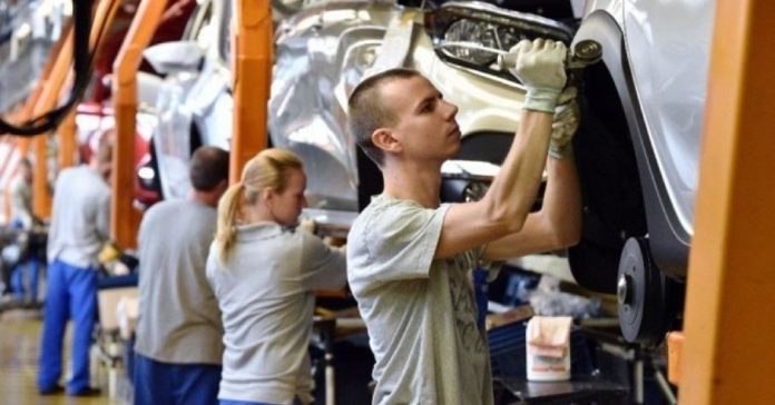 «АвтоВАЗ» остановит сборку Lada Vesta и сократит рабочую неделю