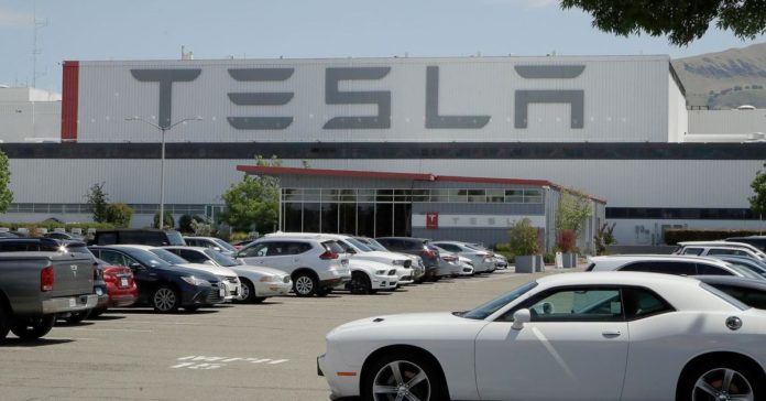 Илон Маск возобновил работу завода Tesla, несмотря на запрет властей