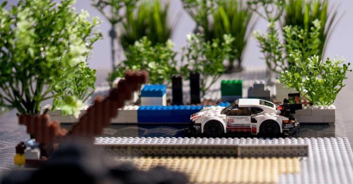 Исторические кадры гонок Porsche повторили с помощью Lego