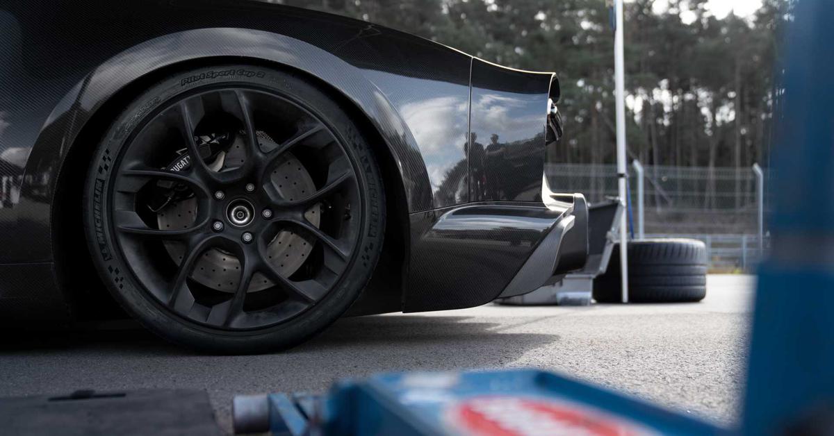 Bugatti Chiron Super Sport 300+ получил «карбоновые» шины