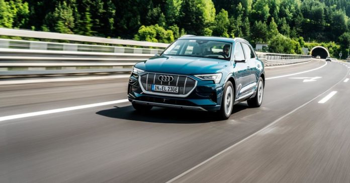 Объявлена стоимость электромобиля Audi e-tron в России
